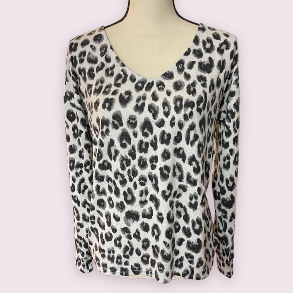 NWT Gibsonlook Snow Leopard Long Sleeve Top